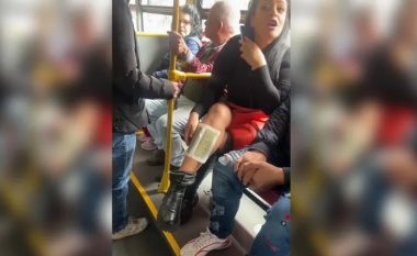 Brenda autobusit në Bogotë, vajza depilon këmbët – pamjet bëhen virale