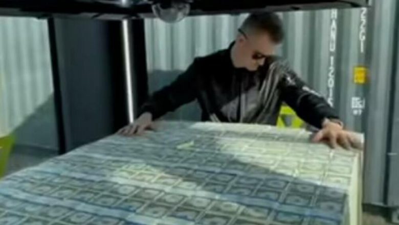 Paratë binin nga qielli në Çeki, influencuesi hedh nga helikopteri një milion dollarë – mijëra banorë vrapojnë pas tyre