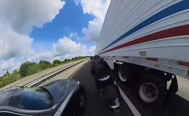 Filmoi veten duke vozitur motoçikletën me 225 kilometra në orë, u përplas direkt me një veturë në Florida – por i shpëtoi më të keqes