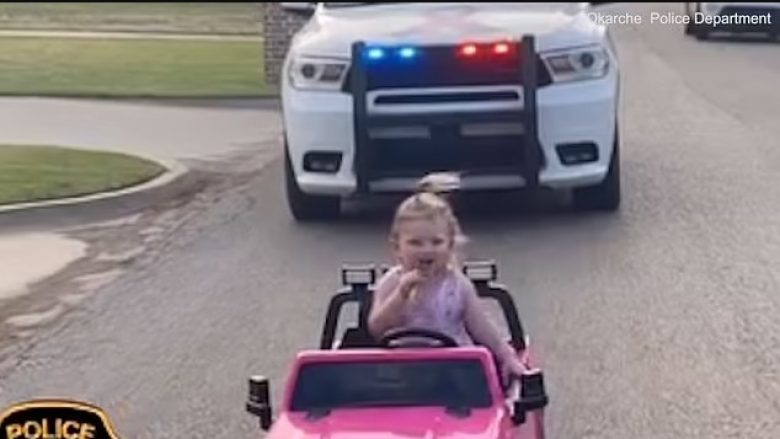 Po ngiste veturën në rrugë, dyvjeçarja nga Oklahoma ndalet “për tejkalim shpejtësie” – pamjet bëhen virale