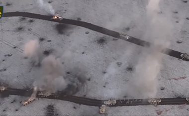Konvoji i tankeve ruse tentoi të thyej vijën mbrojtëse të ukrainasve, e pësuan keq – u goditën rëndë