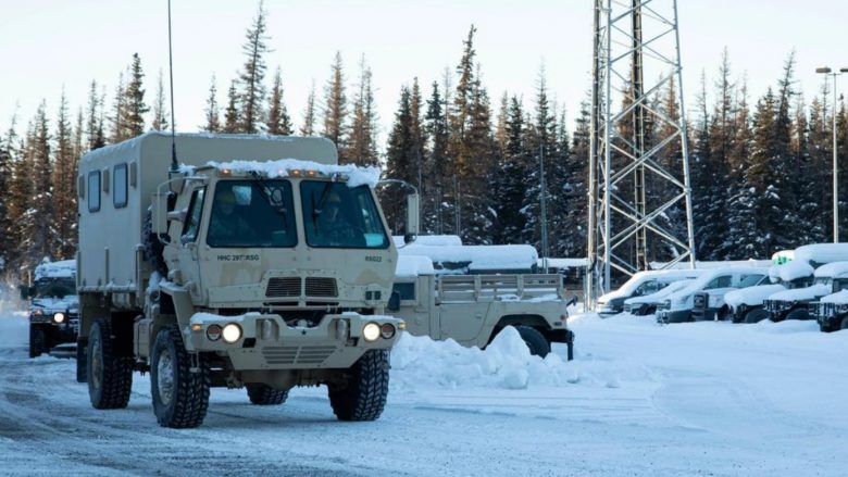 Rrokulliset mjeti transportues i ushtrisë amerikane në Alaska, humbin jetën dy ushtarë dhe 12 tjerë lëndohen