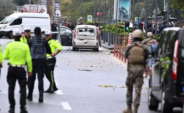 Publikohen pamjet e shpërthimit në Ankara, dy persona kryen sulm me bombë