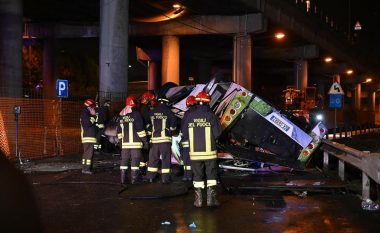 Publikohen pamjet e aksidentit fatal në Itali, ku autobusi bie nga ura