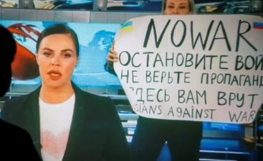 Ishte futur në studion televizive me pankartën “ndalni luftën”, gazetarja ruse dënohet me 8 vjet burgim