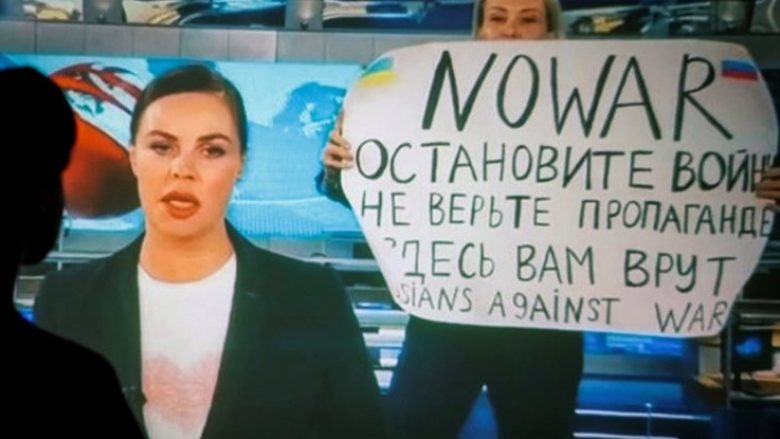 Ishte futur në studion televizive me pankartën “ndalni luftën”, gazetarja ruse dënohet me 8 vjet burgim