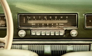 Kur u shfaq dhe sa kushtoi radioja e parë e veturës?