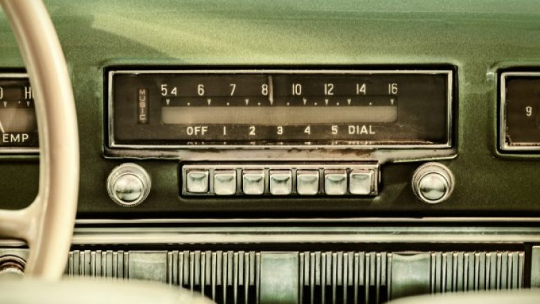 Kur u shfaq dhe sa kushtoi radioja e parë e veturës?