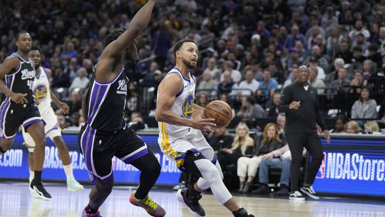 Curry shkëlqen me 41 pikë, GSW merr fitoren e parë të sezonit në NBA