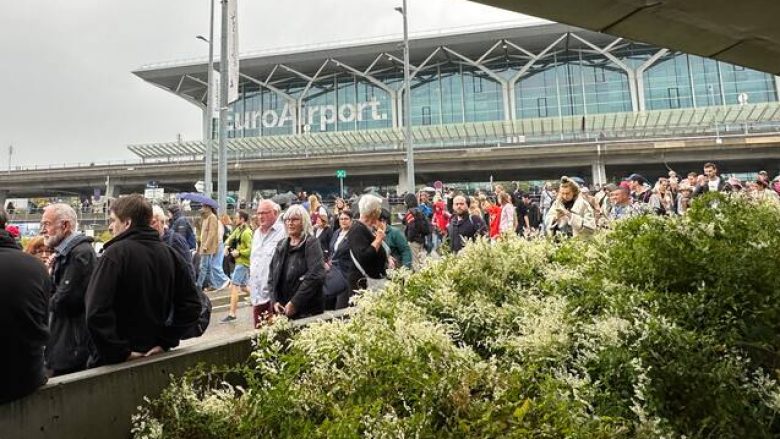 Alarm për bombë, evakuohet aeroporti i Bazelit në Zvicër