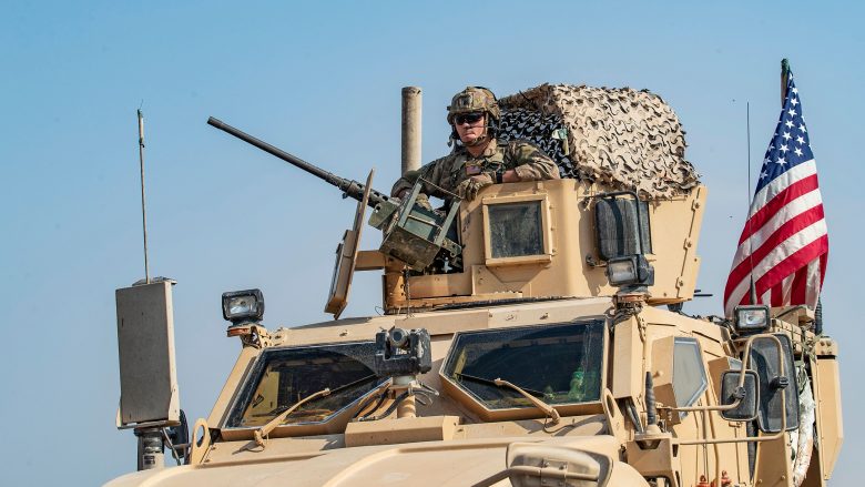Trupat amerikane u sulmuan të paktën 16 herë në Irak dhe Siri nga grupe të lidhura me Iranin, thotë Pentagoni