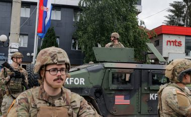 “Një tjetër fuçi baruti në Evropë”, The Guardian: Serbia tërheq disa trupa nga kufiri me Kosovën pas paralajmërimit nga SHBA