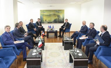 Kurti pas takimit me emisarët: Pas 24 shtatorit siguria e kufijve të Kosovës është prioritet, në dialog nevojitet qasje e re