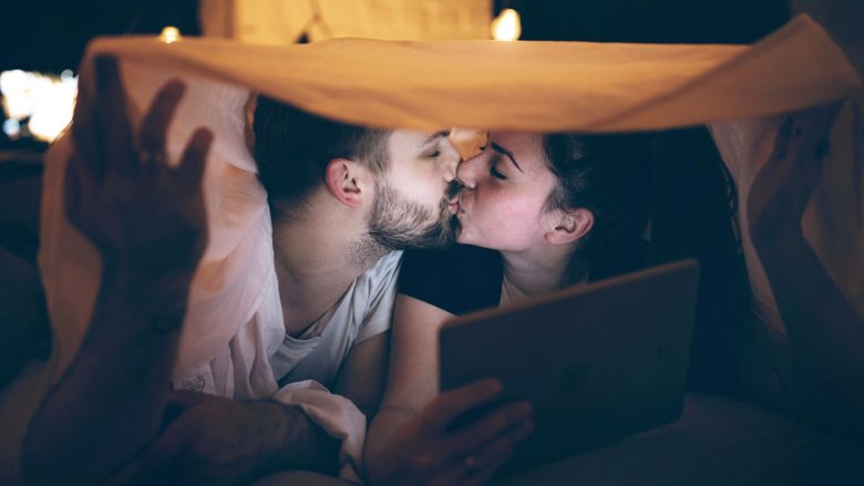 A i zbehni dritat ndërsa bëni dashuri: Studimi tregon pse nuk duhet