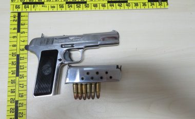 Mbi 10 pistoleta, pushkë automatike e fishekë – të gjithat që i konfiskoi Policia në Pejë pas kontrolleve në kafiteri e lokale nate