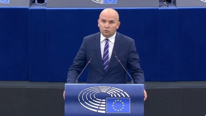 Eurodeputeti bullgar presidentit serb i referohet si Vladimir Vuçiq