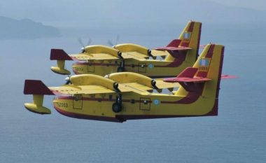 Peleshi: Dy avionë Canadair po punojnë për shuarjen e flakëve në Darëzezë të Fierit