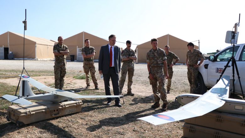Abbott vizitoi ushtarët në kampin Bondsteel, konfirmon se do të vijnë edhe 200 ushtarë të tjerë