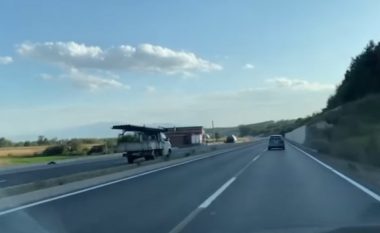 Voziti në kahun e ndaluar të lëvizjes, gjobitet me 150 euro shoferi në rrugën Prishtinë-Gjakovë