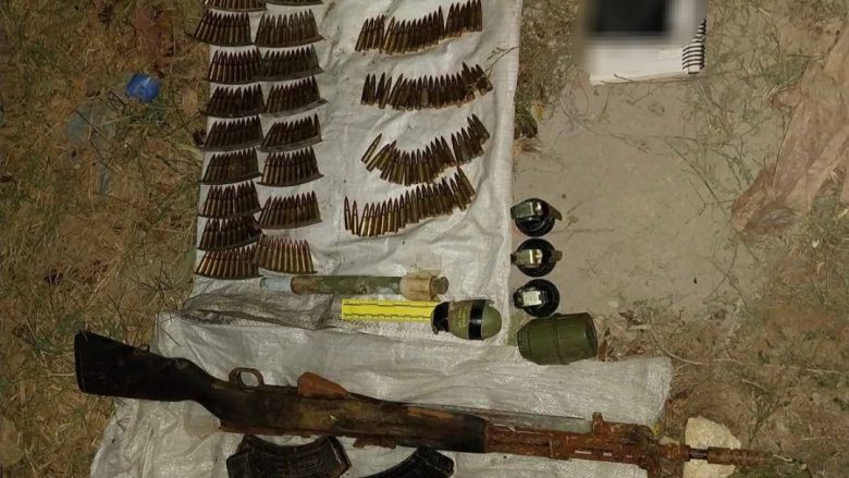 Pushkë automatike, municion, e granata dore – policia jep detaje nga gjetja e armëve në fshatin Prelluzhë të Vushtrrisë