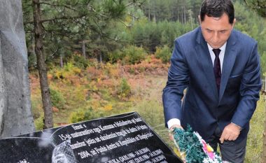 Kryetari i Malishevës kujton 15 maturantët që kishin humbur jetën derisa ishin duke u kthyer nga ekskursioni në Shqipëri