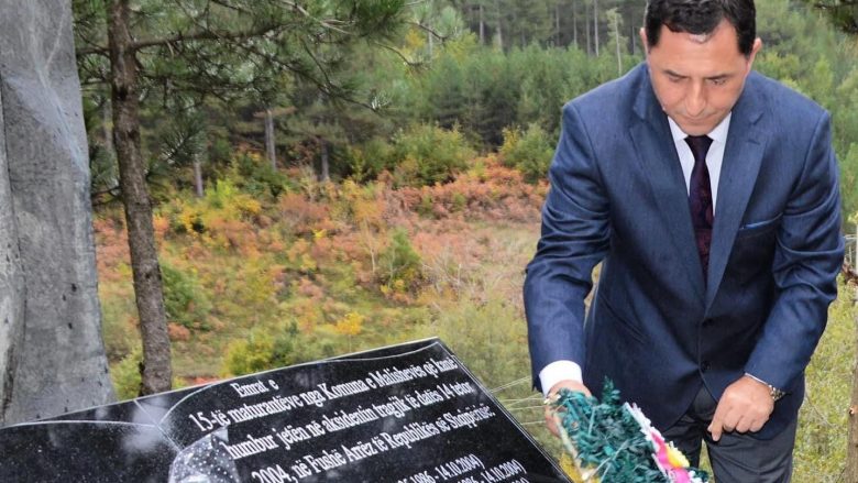 Kryetari i Malishevës kujton 15 maturantët që kishin humbur jetën derisa ishin duke u kthyer nga ekskursioni në Shqipëri