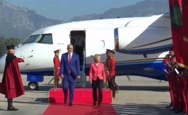 Von der Leyen arrin në Tiranë, pritet takimi me presidentin Begaj dhe kryeministrin Rama