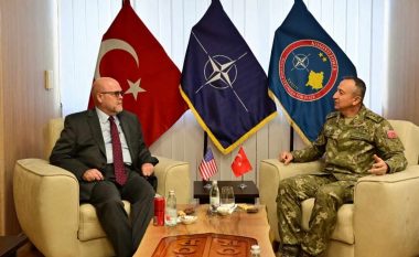 Hovenier takon komandantin e KFOR-it, biseduan për sigurinë dhe stabilitetin në Kosovë