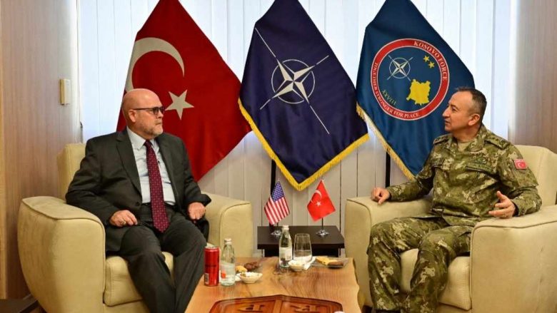 Hovenier takon komandantin e KFOR-it, biseduan për sigurinë dhe stabilitetin në Kosovë