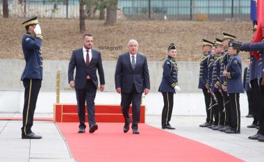 Ministri i Mbrojtjes së Turqisë pritet me nderime të larta shtetërore në Kosovë