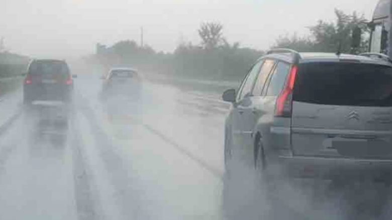 Policia apelon për kujdes të shtuar gjatë ngasjes në mot me shi: Janë shtuar aksidentet e trafikut