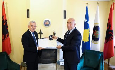 Haradinaj pret në takim lamtumirës ambasadorin e Shqipërisë Qemal Minxhozi, i ndanë mirënjohje për kontributin e tij