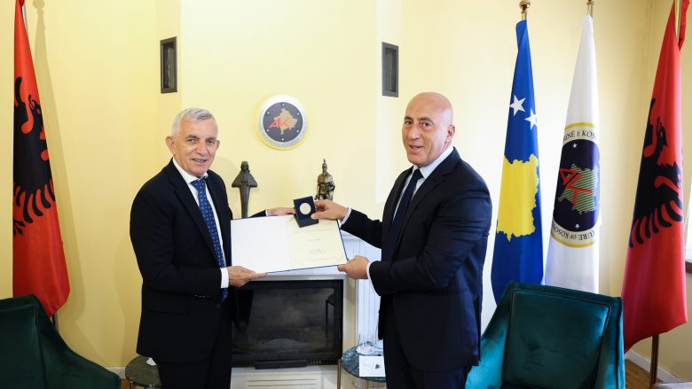 Haradinaj pret në takim lamtumirës ambasadorin e Shqipërisë Qemal Minxhozi, i ndanë mirënjohje për kontributin e tij