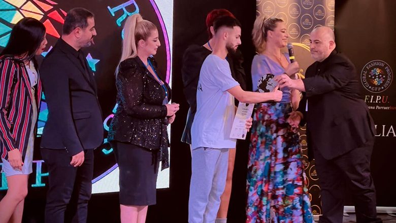 Albian Kryeziu fitoi vendin e dytë në Festivalin Botëror të Parukierisë dhe Bukurisë