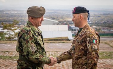 Komandanti i KFOR-it diskuton me komandantin serb për vijën kufitare me Kosovën
