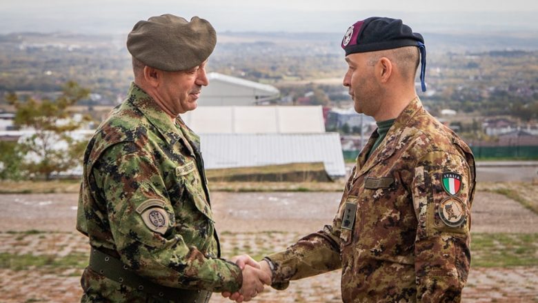 Komandanti i KFOR-it diskuton me komandantin serb për vijën kufitare me Kosovën