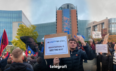 “Jo Republika Srpska në Kosovë” – shqiptarët protestojnë në Bruksel, kërkojnë sanksionimin e Serbisë dhe proces të drejtë të dialogut
