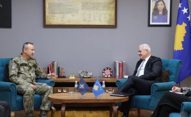 Sveçla takon komandantin e ri të KFOR-it, diskutojnë për sigurinë në veri