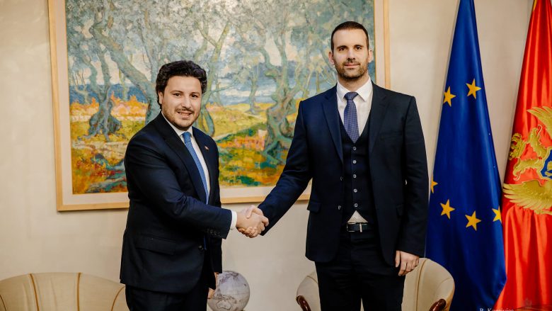 Abazoviq ia dorëzon detyrën kryeministrit të ri të Malit të Zi, Milojko Spajiq