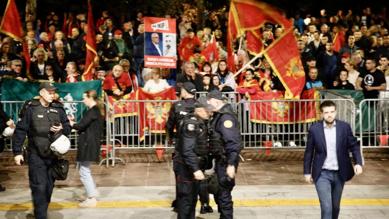 Protesta para ndërtesës së Kuvendit të Malit të Zi, kundërshtojnë zgjedhjen e Andrija Mandiqit si kryetar i Parlamentit