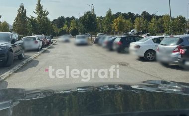 “Kaosi” me veturat e parkuara te lagjja “Universiteti”, ankohen banorët: S’kemi ku të ecim, fëmijët janë të rrezikuar