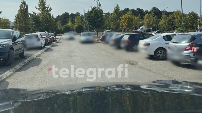 “Kaosi” me veturat e parkuara te lagjja “Universiteti”, ankohen banorët: S’kemi ku të ecim, fëmijët janë të rrezikuar