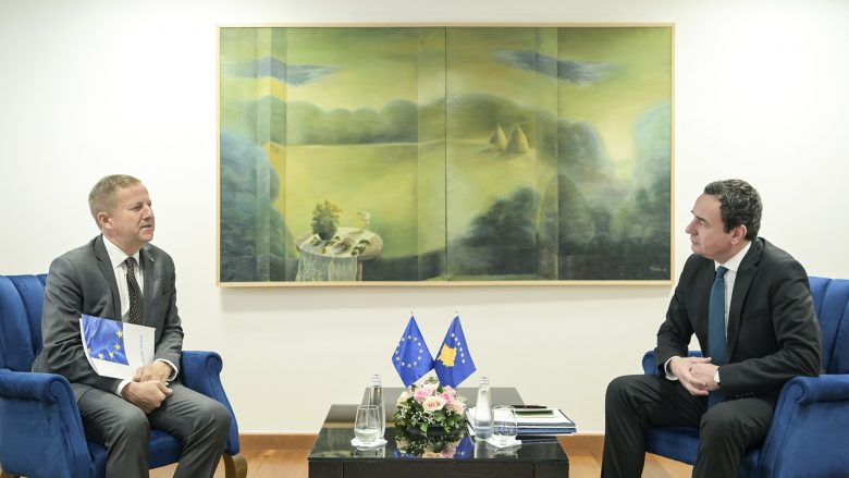 Kurti takohet me shefin e BE-së në Kosovë, biseduan për sulmin terrorist në veri si dhe hetimet që po zhvillohen