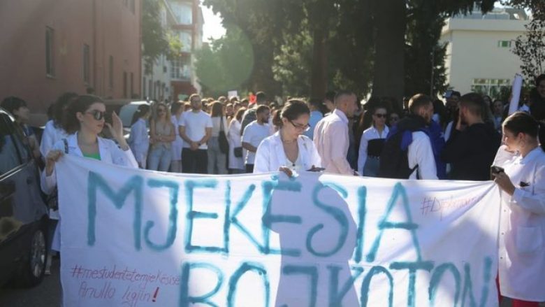 Studentët e mjekësisë në Tiranë ndërpresin bojkotin e mësimit, Universiteti pranon kërkesën e tyre