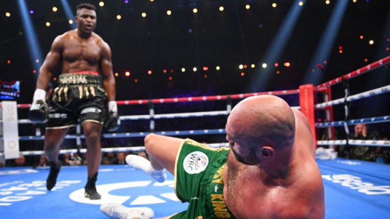 Tyson Fury shmang një humbje të turpshme ndaj Francis Ngannou, fiton në mënyrë kontroverse