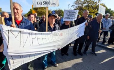 Pensionistët nga Negotina bllokojnë rrugën për në Gjevgjeli, kërkojnë rritje të pensioneve