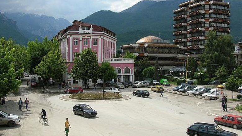 U rrahën për shkak të një borxhi – arrestohen katër persona në Pejë