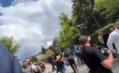 Sulmoi gazetarin e RTV 21 gjatë protestave të majit në Zveçan – Prokuroria e Mitrovicës ngrit aktakuzë ndaj të pandehurit