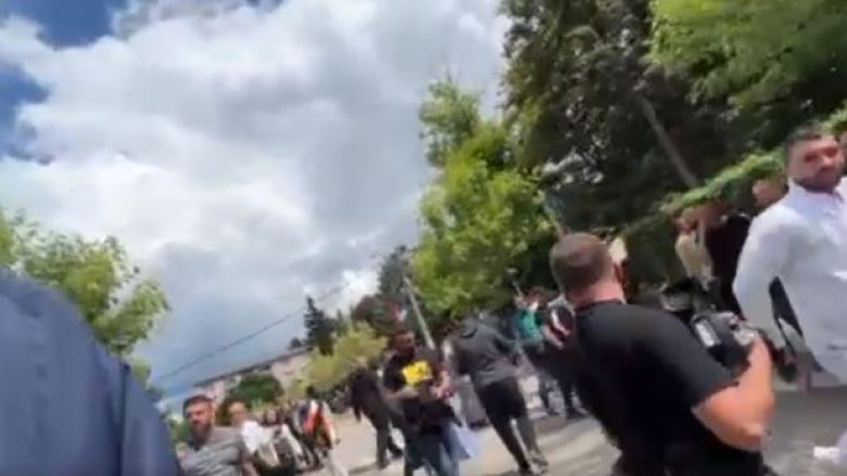 Sulmoi gazetarin e RTV 21 gjatë protestave të majit në Zveçan – Prokuroria e Mitrovicës ngrit aktakuzë ndaj të pandehurit