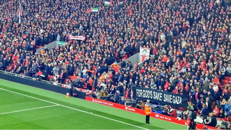 “Për hir të Zotit, shpëtoni Gazën”: Liverpool ngre flamujt e Palestinës në Anfield, pavarësisht ndalimit nga Liga Premier